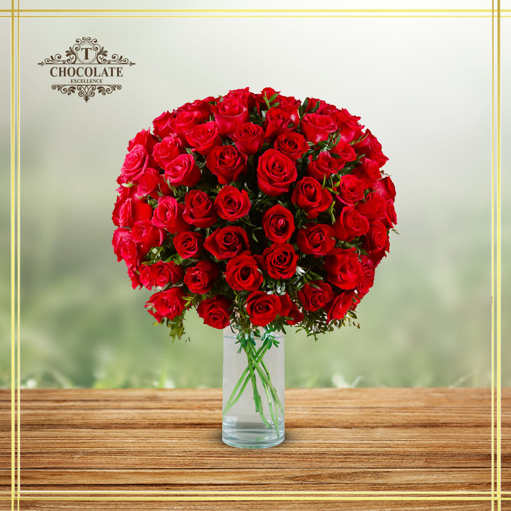 Cylindrical Glass Vase With 150 Red Roses